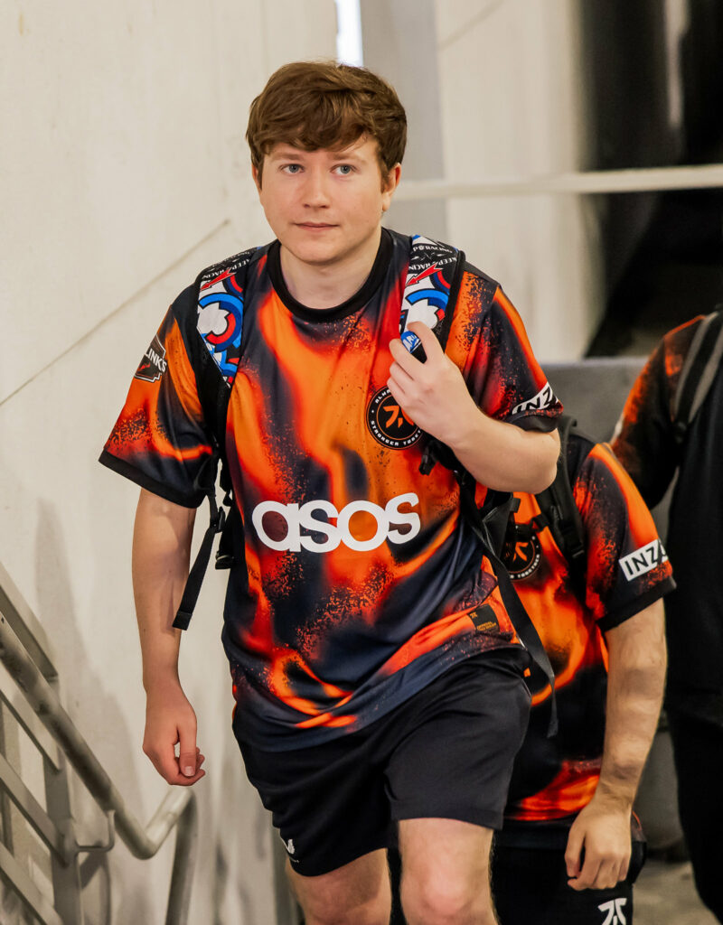 Fnatic coach mini wearing the jersey and walking up the stairs