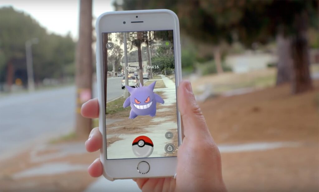 A Pokemon GO player encounters a Gengar on their device that meets the minimum system requirements.