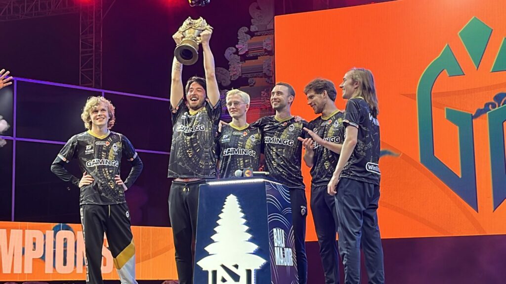 TOfu picking up the trophy after Gaimin Gladiators won Bali Major (Image by esports.gg)