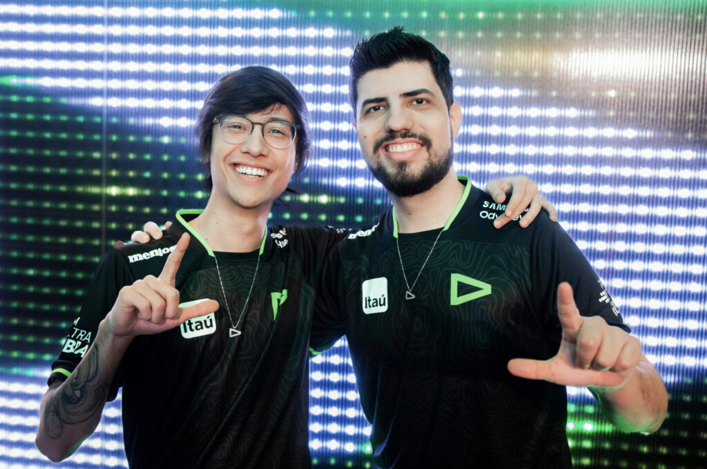 Robo and Tinowns backstage - image via official LOUD Twitter account