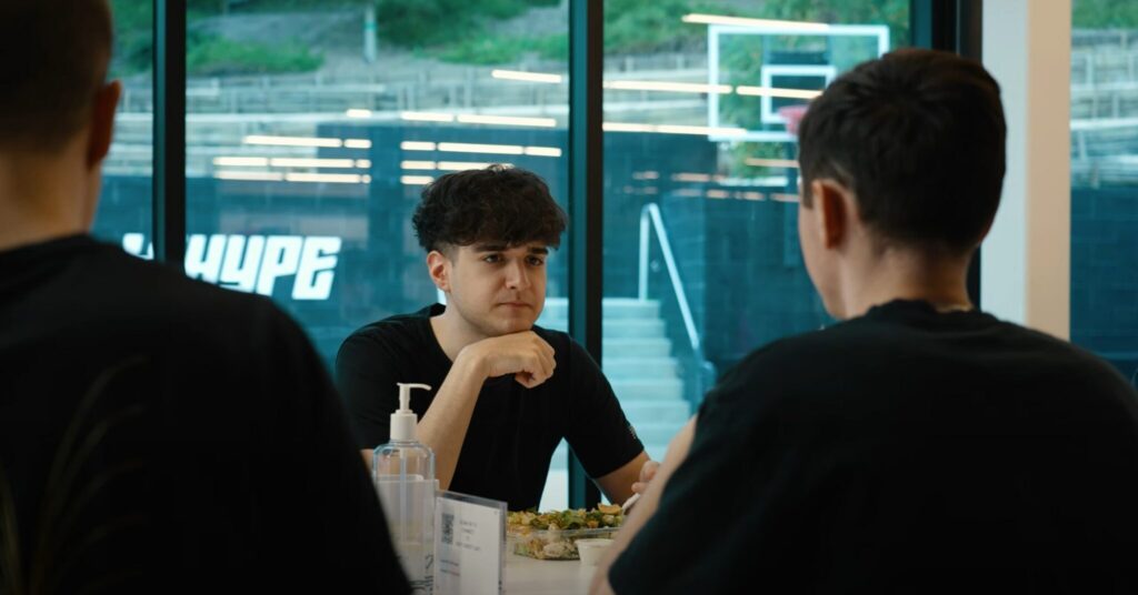 100 Thieves signs eeiu and NaturE