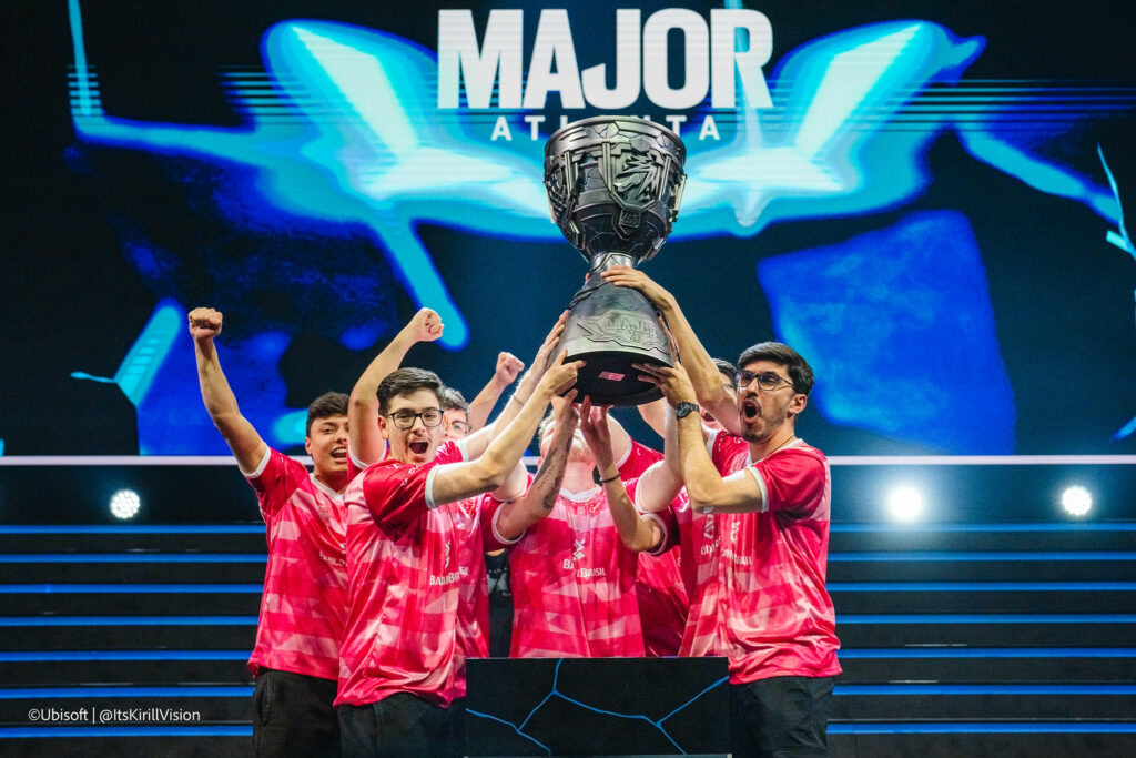 w7m esports players lift the Major Atlanta trophy.