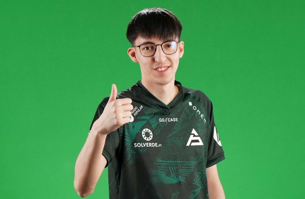 arrozdoce with a thumbs up.