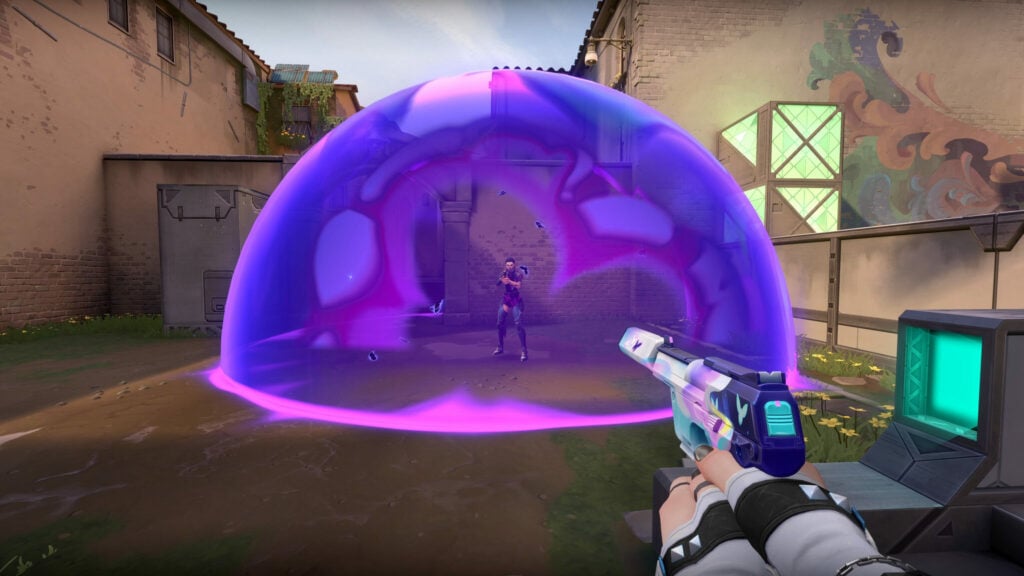 Clove, the new VALORANT Agent, traps Reyna in their Q ability, Meddle.