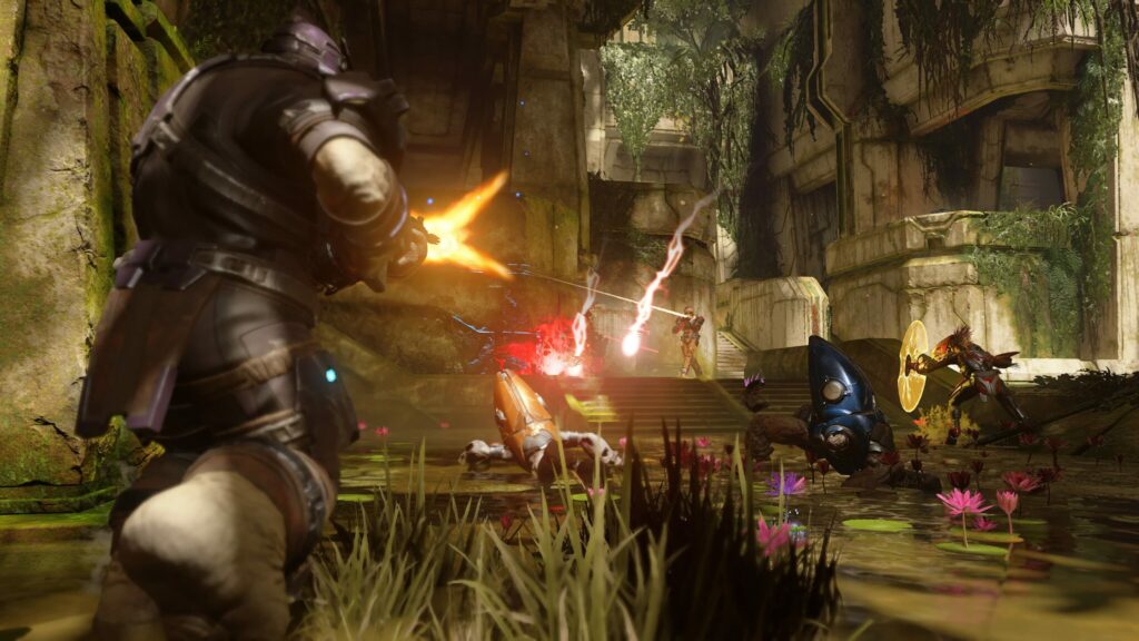 Two Spartans close in on a group of Covenant enemies in Halo Infinite.