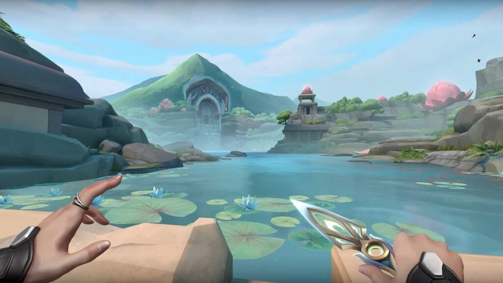 The Kunai melee item from the bundle.