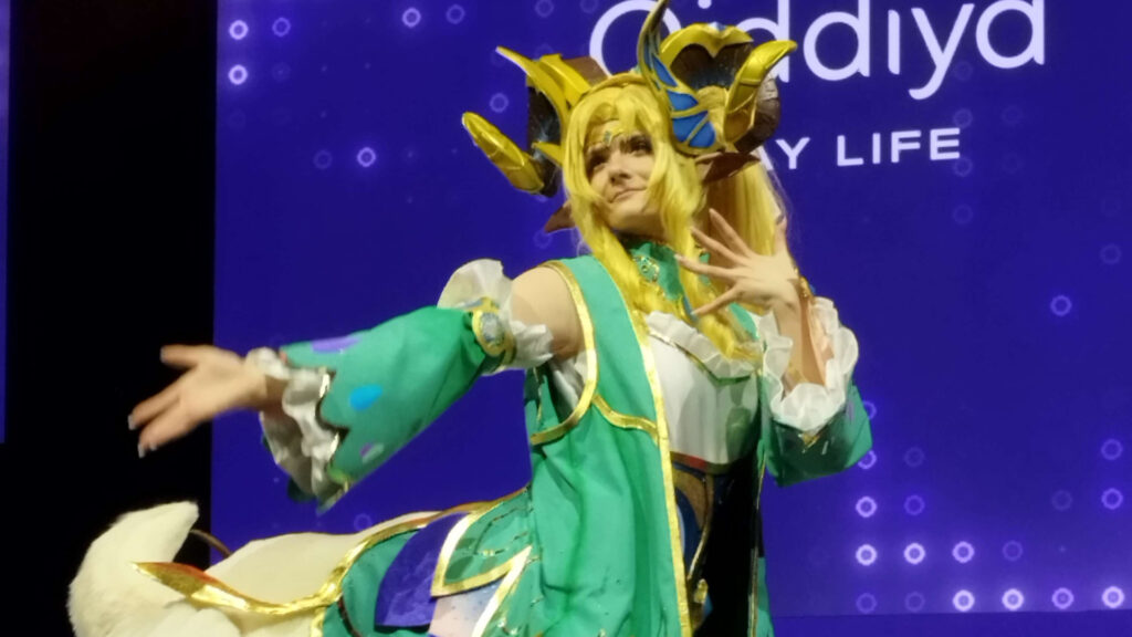 Peachyxbell dresses as Enchantress at ESL One Birmingham cosplay showcase (Image by esports.gg)