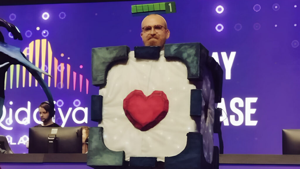 TeaGuv dresses as Io and tethers to Spectre (Image by esports.gg)