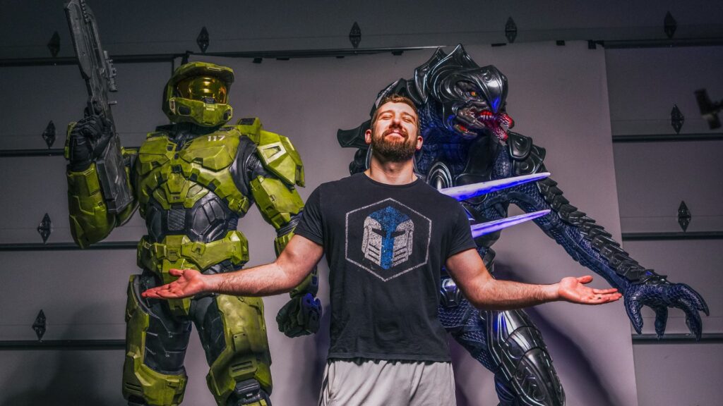 Creator makes 1:1 scale statues of Halo’s Master Chief and Arbiter