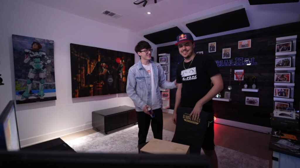 Player iiTzTimmy gives ImperialHal a Red Bull hat