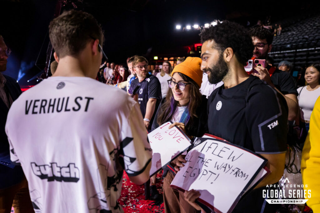 Verhulst signs autographs at the ALGS Split 1 Playoffs