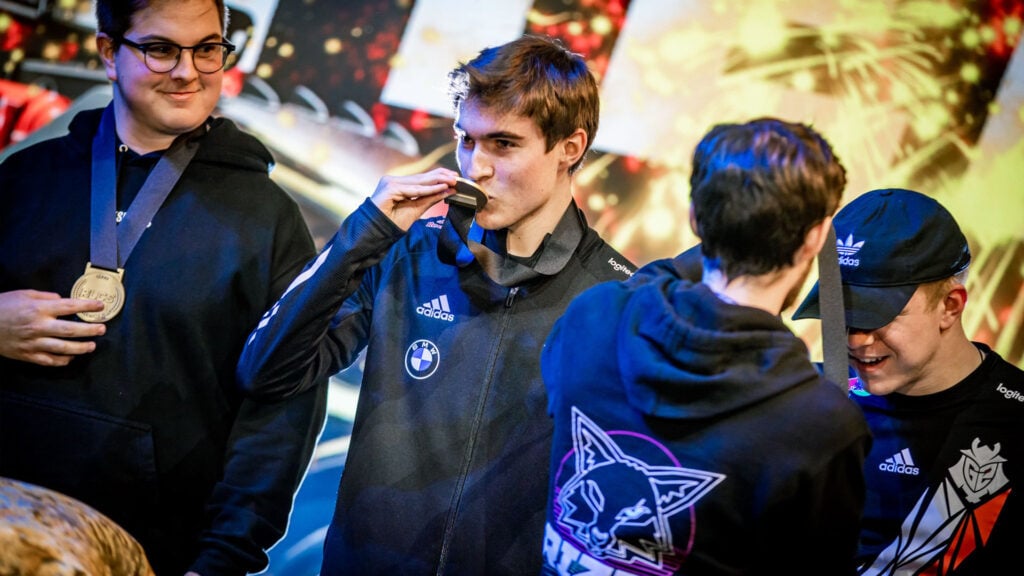 JKnaps kissing his medal after winning the RLCS 2021-2022 Winter Major with G2 Esports.