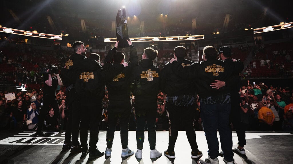 The New York Subliners, the team Cloud9 will be acquiring, lifting the CDL 2023 Championship trophy.