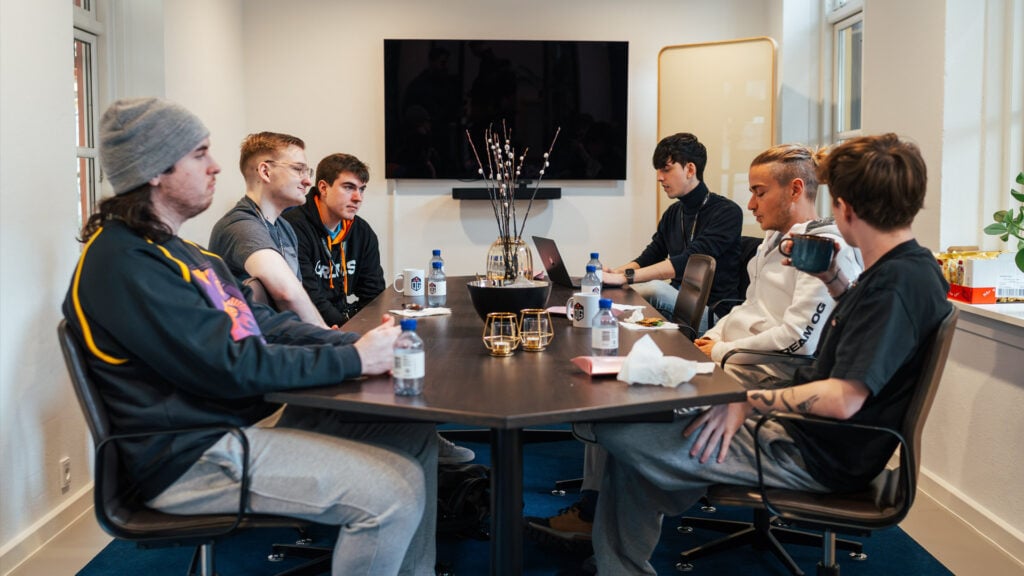 The OG Esports Rocket League team meeting with the Johan "N0tail" Sundstein, the organization's founder.