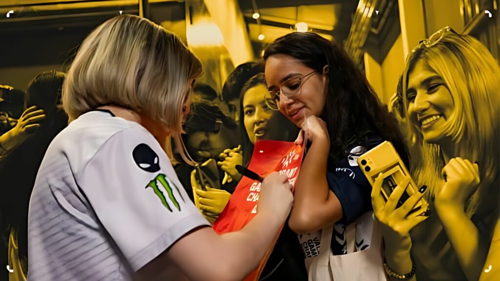 daiki of Team Liquid signs autographs.
