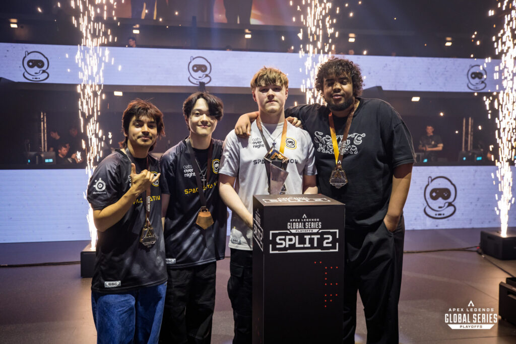 (left) 100 Thieves Apex player Phony