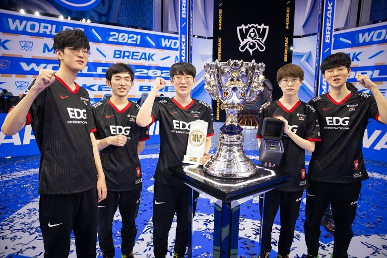 Worlds 2021 Champion, EDward Gaming (Image via LoLEsports)
