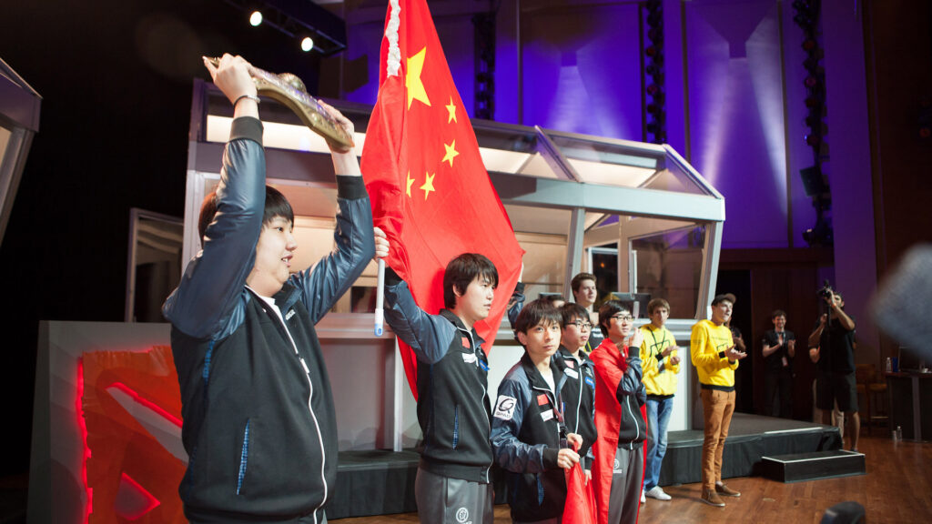 ChuaN lifts the Aegis alongside his iG teammates as NaVi stare on at TI 12.