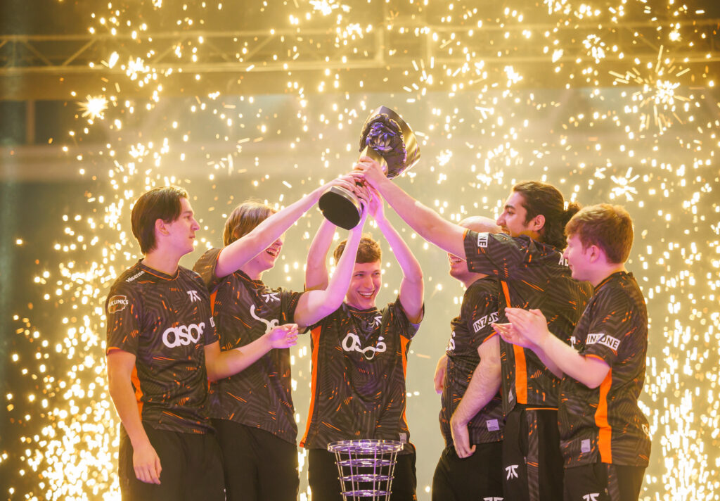 Fnatic celebrates their victory onstage with a trophy lift at VALORANT Masters Tokyo Grand Finals at Makuhari Messe on June 25, 2023 in Chiba, Japan. (Photo by Liu YiCun/Riot Games)