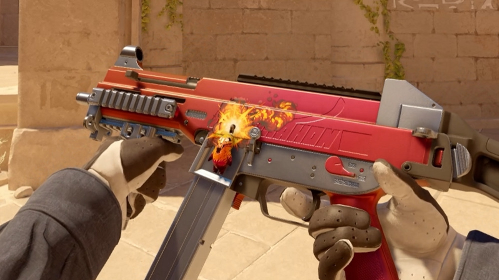 A screenshot of a weapon in CS2 with a weapon charm attached.