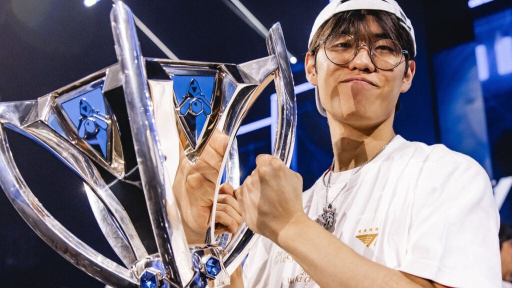 T1 Oner lifting the Worlds 2024 trophy.