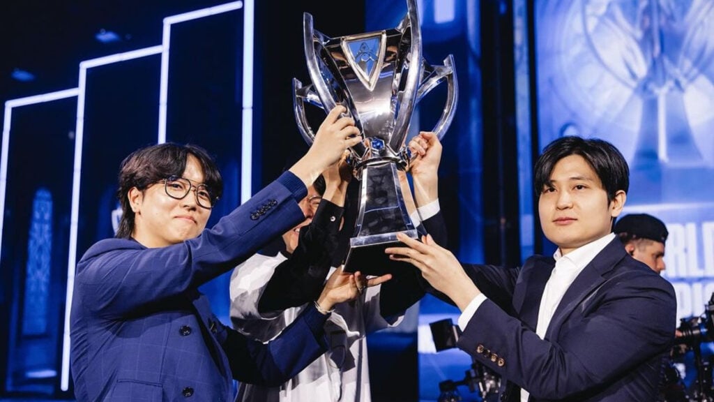 T1 Roach, Kkoma, and Tom lifting the Worlds 2024 trophy.