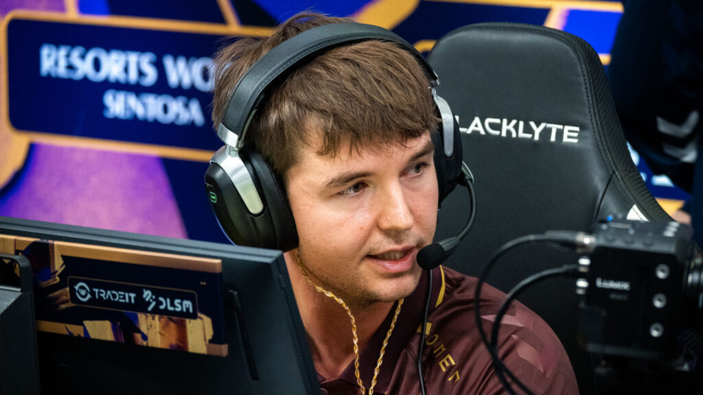 Device smiles after winning a round at a BLAST CS2 tournament.