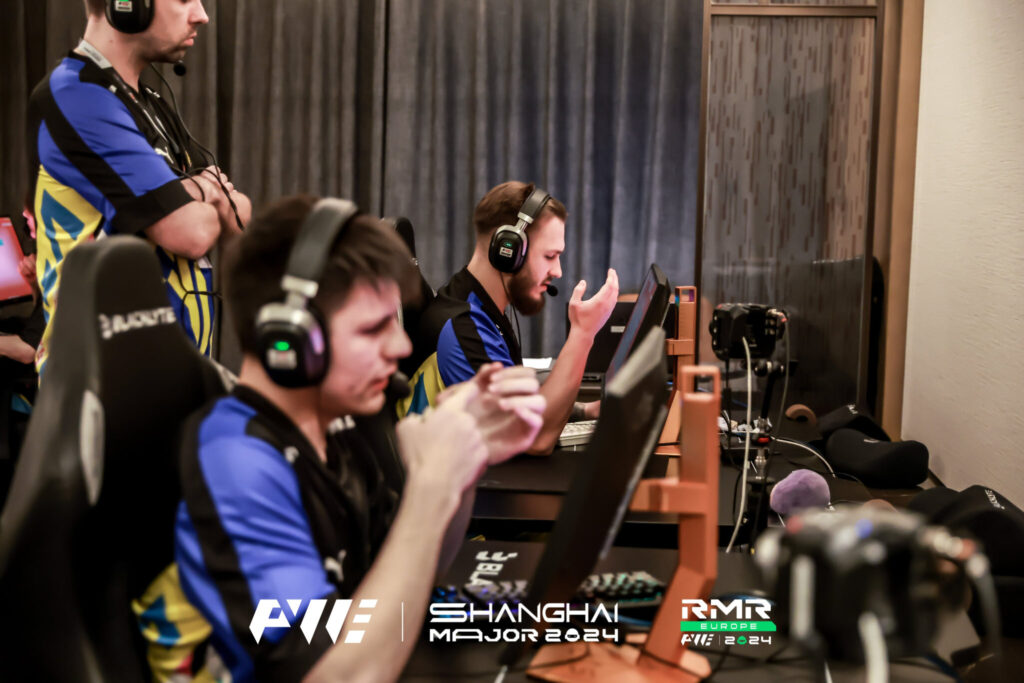 NaVi's jL sits at his PC playing CS2 at the Shanghai Major.