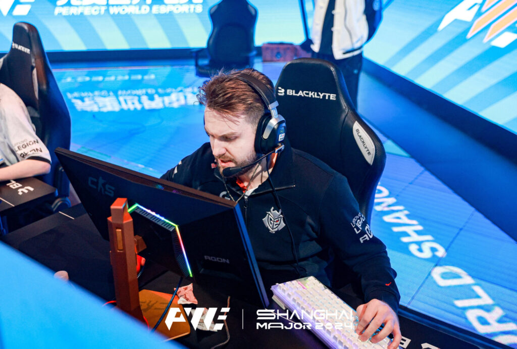 NiKo sits at his PC on-stage at the Shanghai Major.