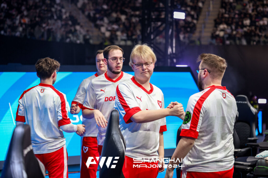 MOUZ celebrate at the Shanghai Major.