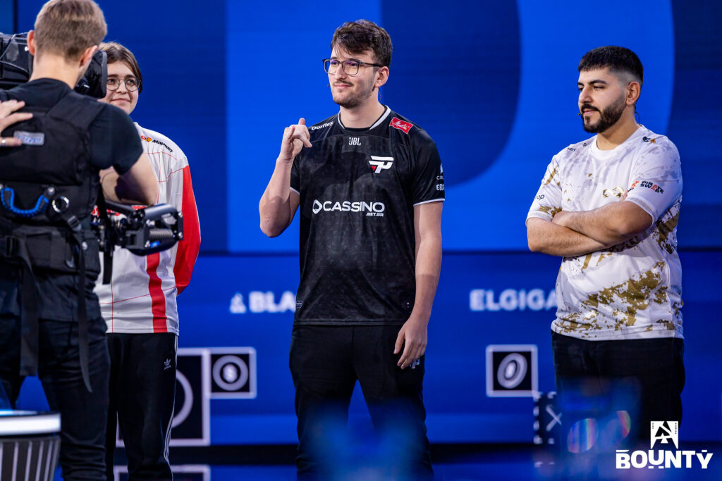 Photo of paiN's CS2 player biguzera making a hand sign next to Eternal Fire's MAJ3R.