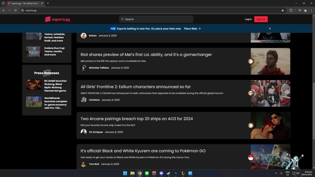 Hatsune Miku on Desktop Mate (Screenshot via esports.gg)