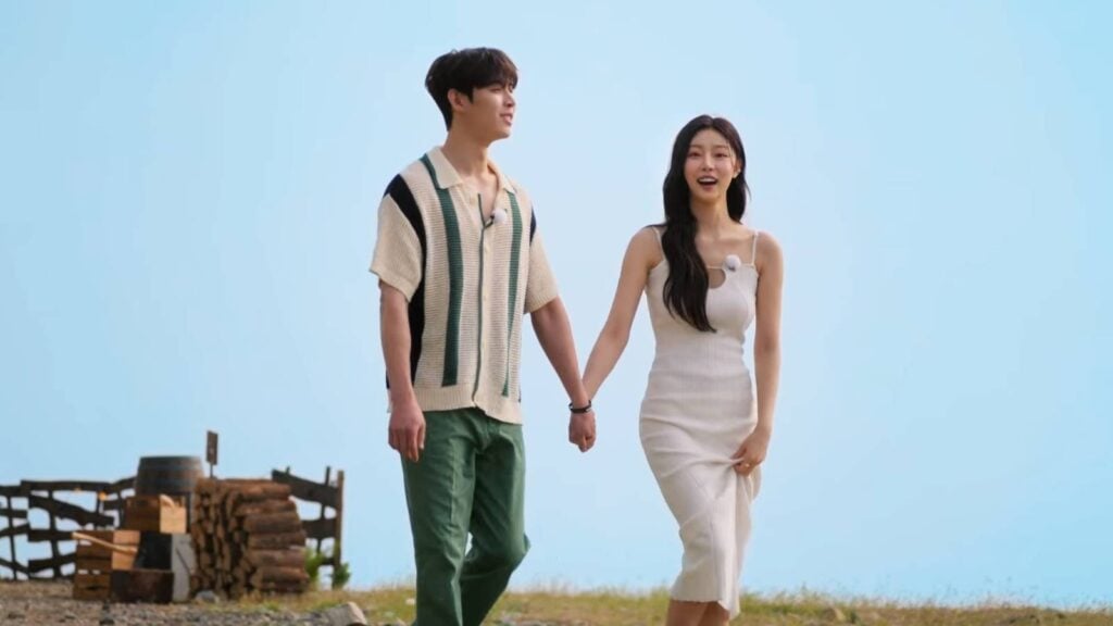 The screenshot from the Korean reality show Single’s Inferno Season 4 shows the first meeting of Kim Jeong-Su and Lee Si-An.