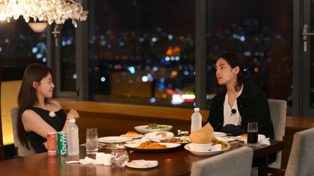 The screenshot from the Korean reality show Single’s Inferno Season 4 shows the Episode 1 dinner of Yuk Jun-Seo and Chung You-Jin.