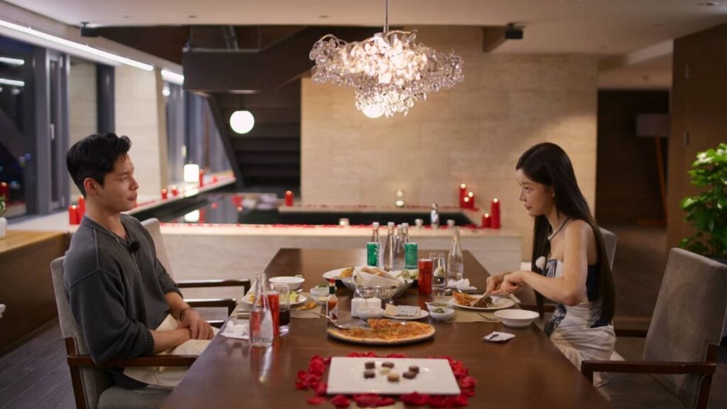 The screenshot from the Korean reality show Single’s Inferno Season 4 shows the Episode 2 dinner of Jang Theo and Lee Si-An.