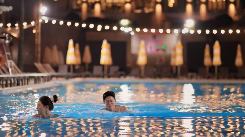 The screenshot from the Korean reality show Single’s Inferno Season 4 shows the pool time of Jang Theo and Lee Si-An in Ep. 2.