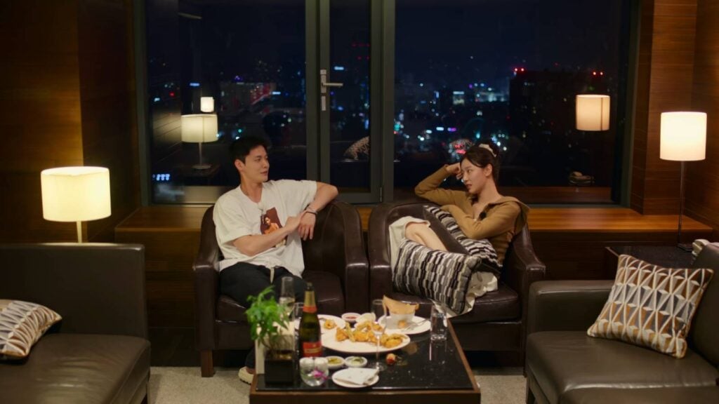 The screenshot from the Korean reality show Single’s Inferno Season 4 shows the late-night conversation between Jang Theo and Lee Si-An in Ep. 2.