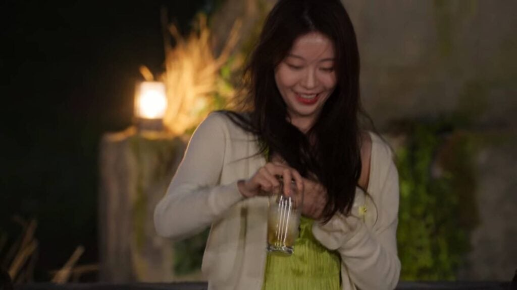 The image shows how Chung You-Jin from Single’s Inferno Season 4 is making a drink for the game Truth or Drink — it happened in Episode 4.