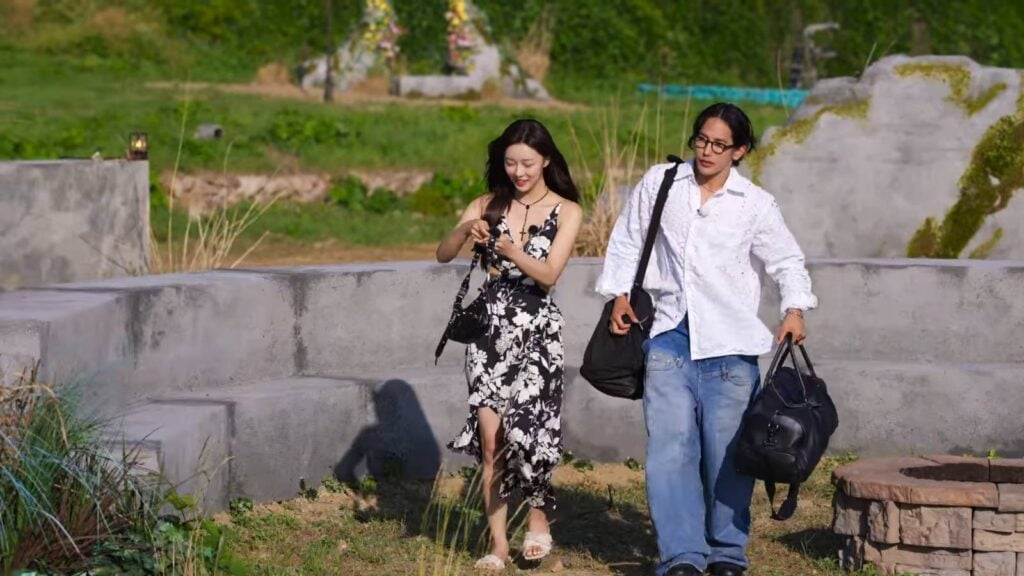 The screenshot shows a couple in Single’s Inferno Season 4: Lee Si-An and Yuk Jun-Seo go for a date in Episode 7.