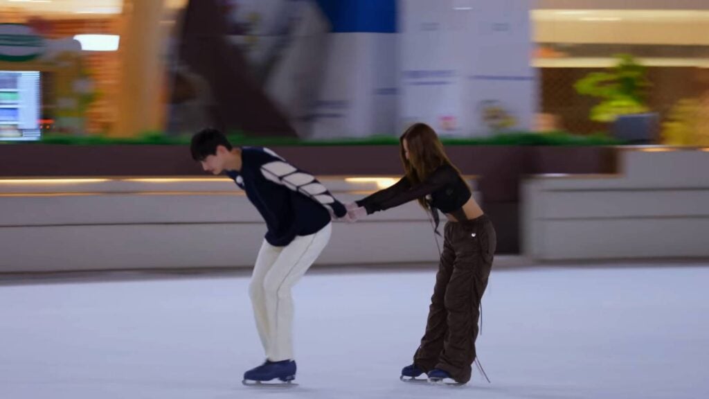 Two contestants of Single’s Inferno Season 4 on an ice rink in Episode 7: Bae Ji-Yeon and Kim Te-Hwan.
