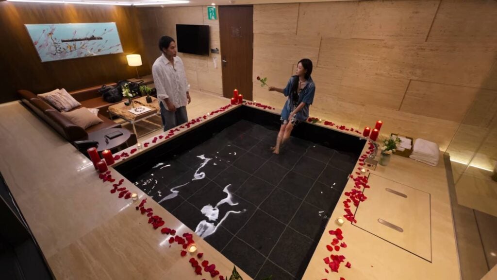 The screenshot shows a couple in Single’s Inferno Season 4: Lee Si-An and Yuk Jun-Seo are around a small pool.