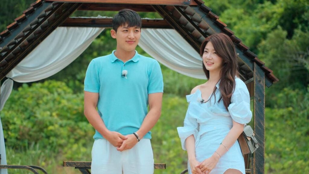 It’s a screenshot from the reality show Single's Inferno, Season 1: two contestants in the last episode before they choose each other and leave — Moon Se-hoon and Shin Ji-yeon.