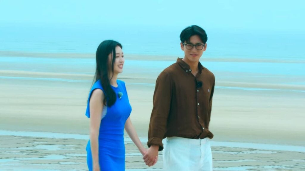 At the end of Season 2, Choi Seo-eun and Jo Yoong-jae hold hands and leave Single’s Inferno: it’s a screenshot of that sweet moment.