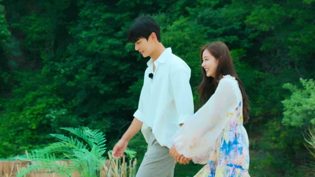A girl from Single’s Inferno Season 2, Shin Seul-ki, selects one guy out of three who chose her, and it’s Choi Jong-woo. In the image, the couple holds hands and leaves the reality show.