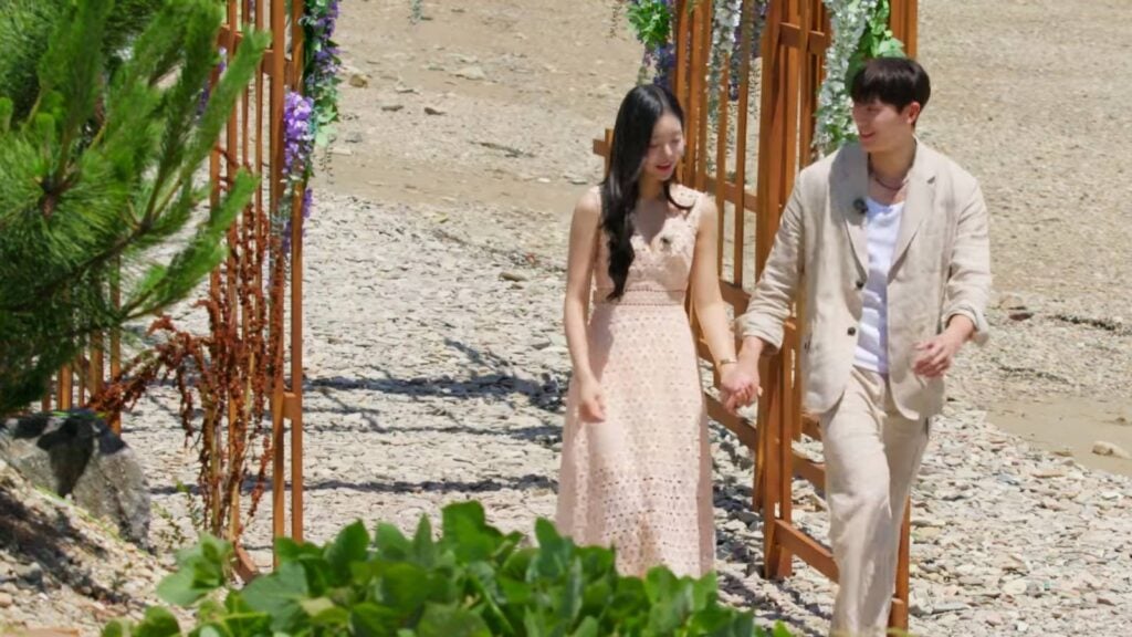 Yu Si-eun selected one guy out of two contestants to leave Single’s Inferno Season 3 with. He is Choi Min-woo. The screenshot shows them holding hands in Episode 11.