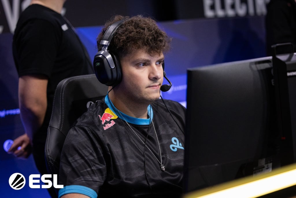 Perfecto sits at his PC playing for Cloud9 in CS2.