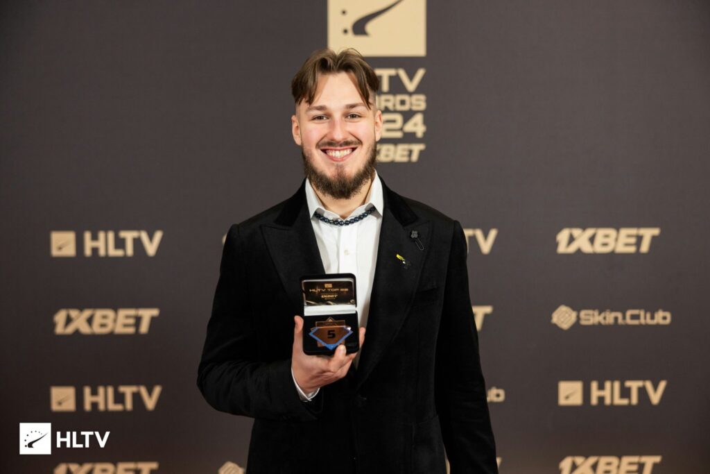 jL received his HLTV Top 20 medal for 2024