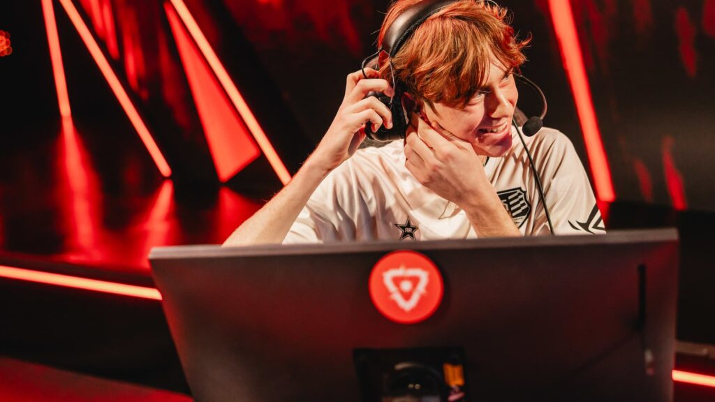 mada VALORANT crosshair and settings