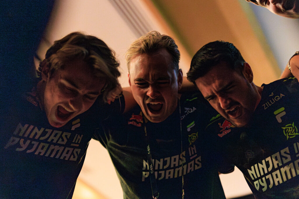 The NiP CS2 squad cheers at ESL Pro League Season 20.