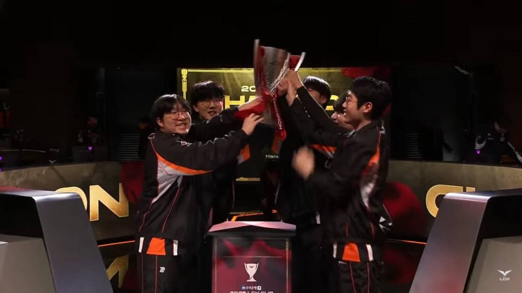 It’s a screenshot from the official stream of the League of Legends match between HLE and Gen.G — the winners, Hanwha Life Esports, receive the LCK Cup 2025 trophy.